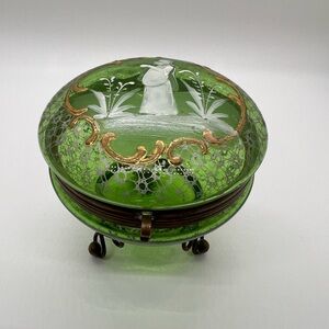 Rare Antique Mary Gregory emerald green glass dresser trinket box (round)